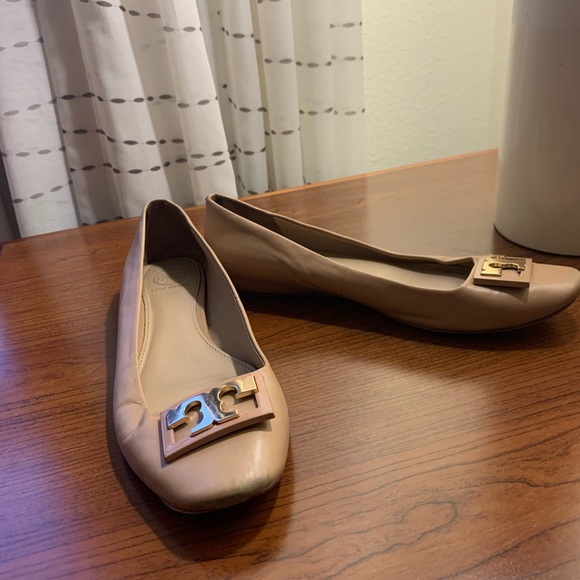 Tori Burch Buttery Tan Flats - Picture 2 of 8